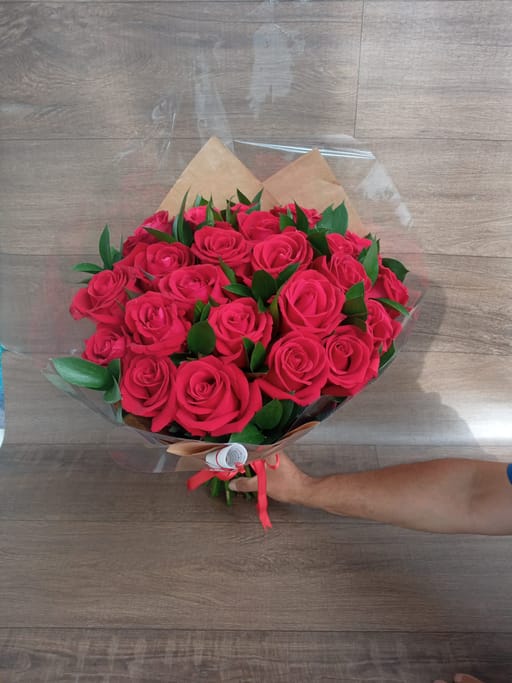 Buquê com 24 Rosas Tipo Exportação e Ruscus