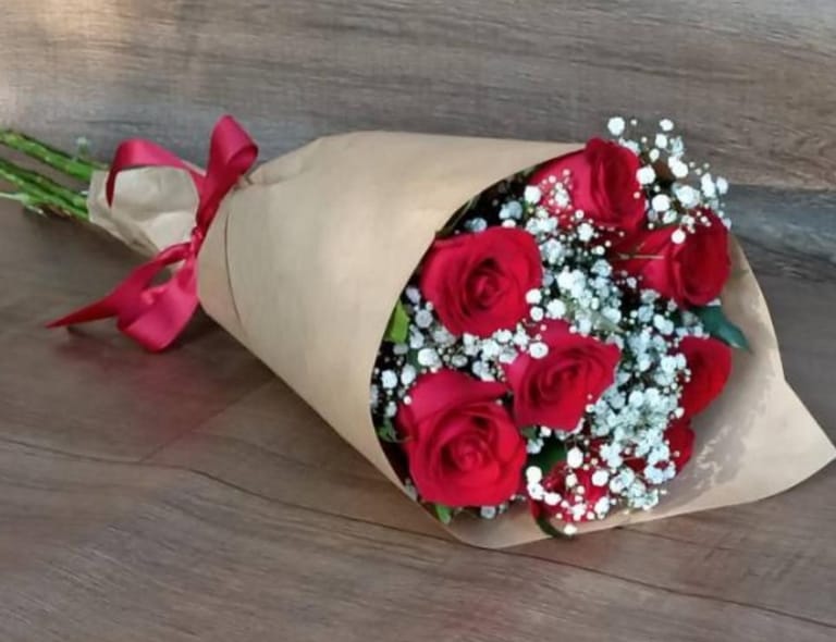 Buquê com 8 Rosas Colombianas e Gypsophila