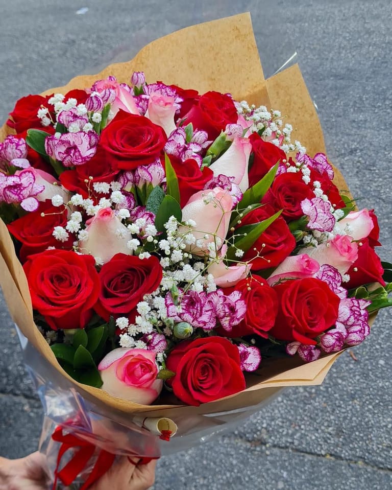 Buquê Luxo com 32 Rosas Importadas e Cravinia