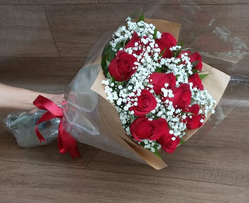 Buquê com 12 rosas nacionais