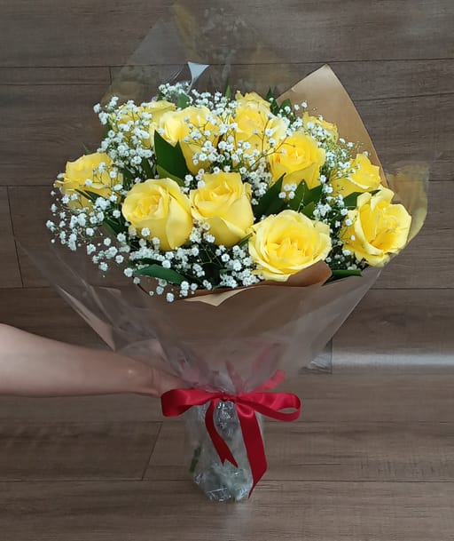 Buque com 12 rosas nacionais amarelas