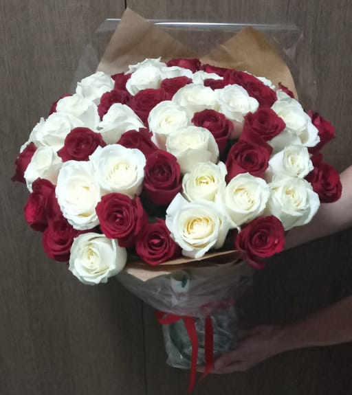 Buquê com 24 botões de rosas nacionais vermelhas e 24 brancas.