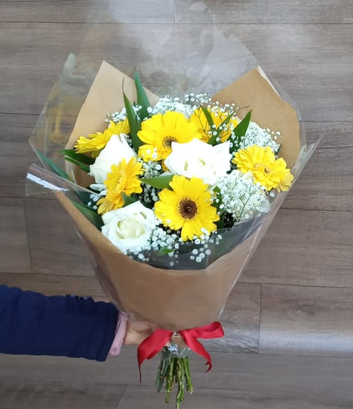 Buquê de Gérberas e Rosas.