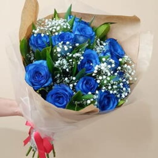 Buque com 12 rosas azuis