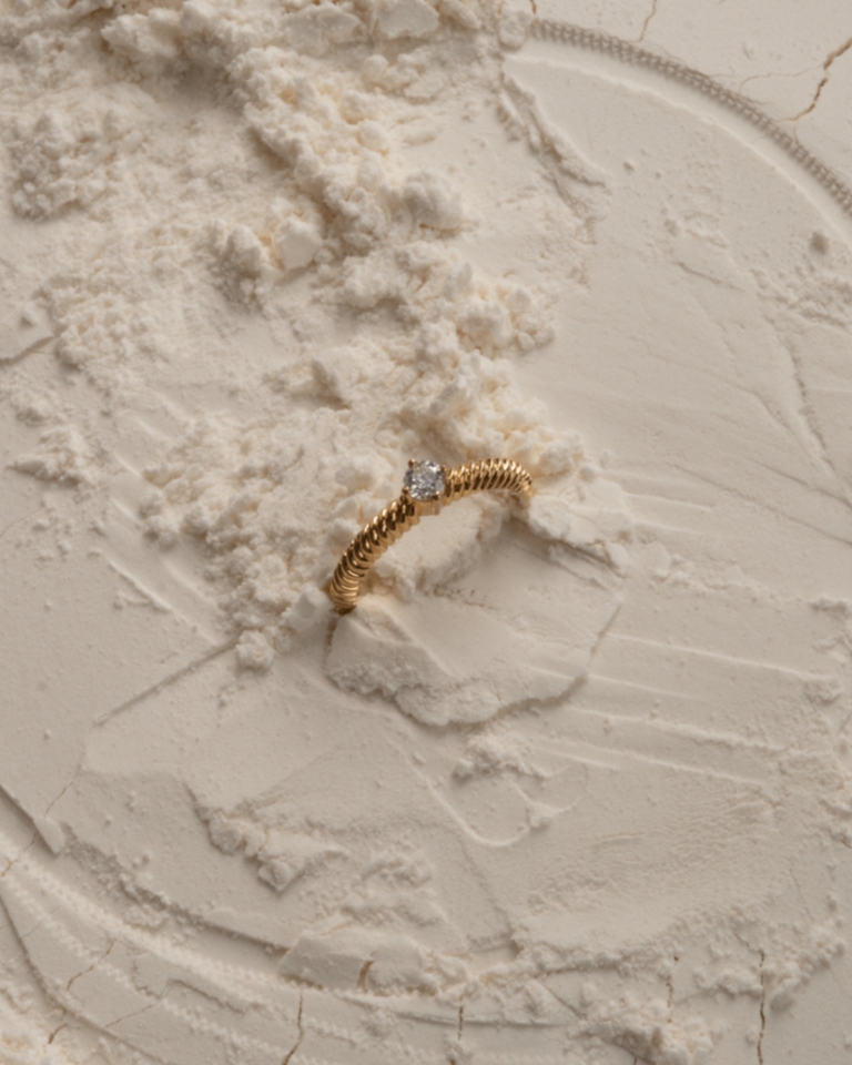 Round Cut Spiral Gold Ring