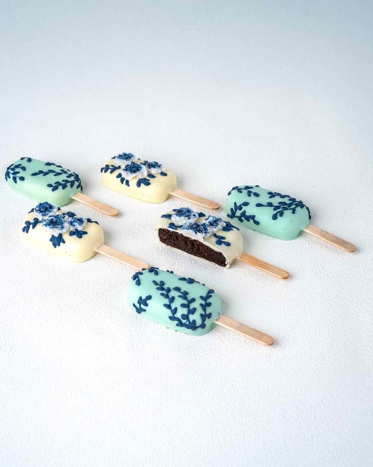 White and Blue Cakesicles - Image 2