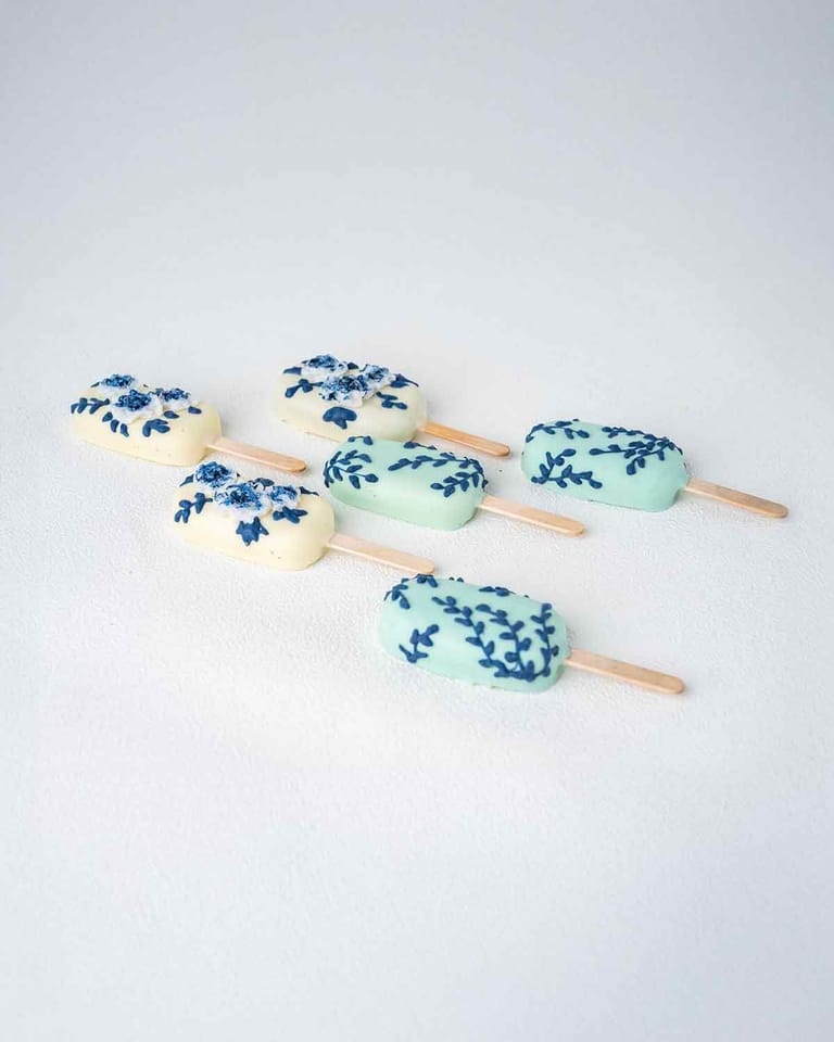 White and Blue Cakesicles - Image 3