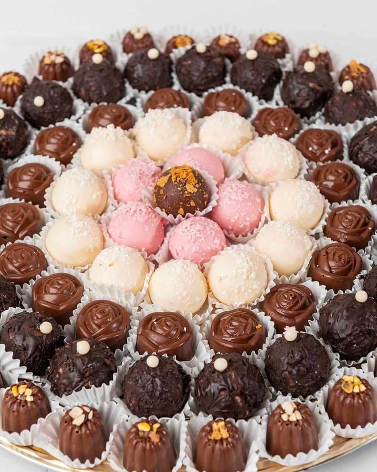 Luxury Dates and Chocolates Gift - Image 3