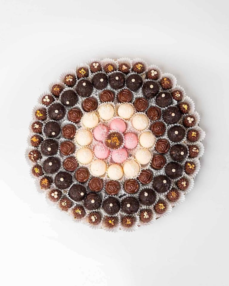 Luxury Dates and Chocolates Gift - Image 4