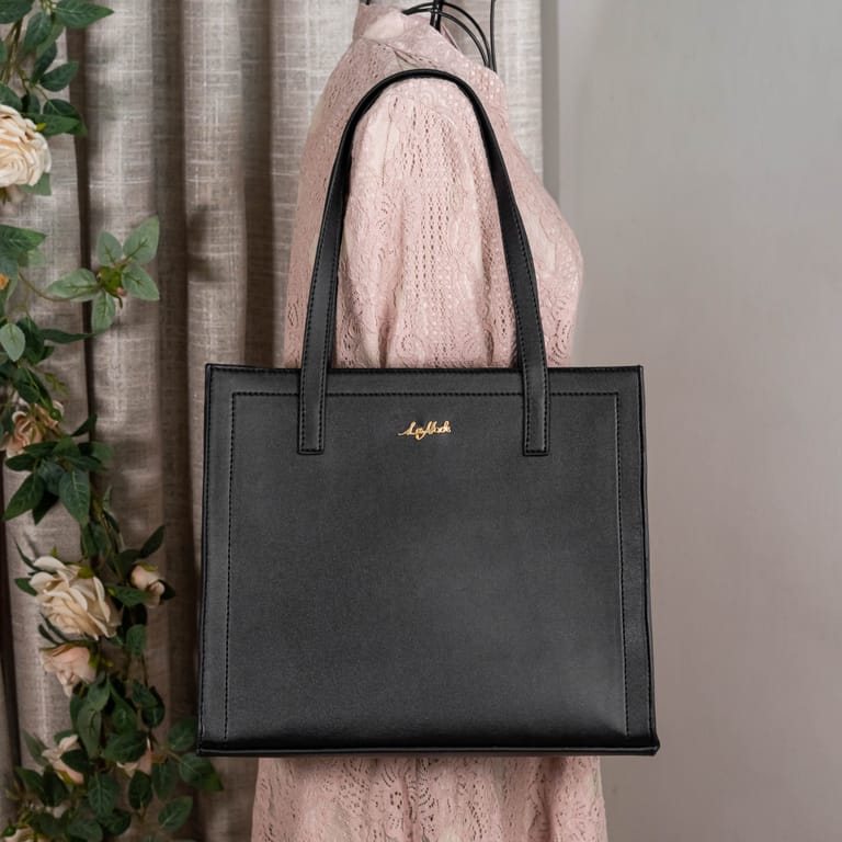 Daisy Black - Image 1