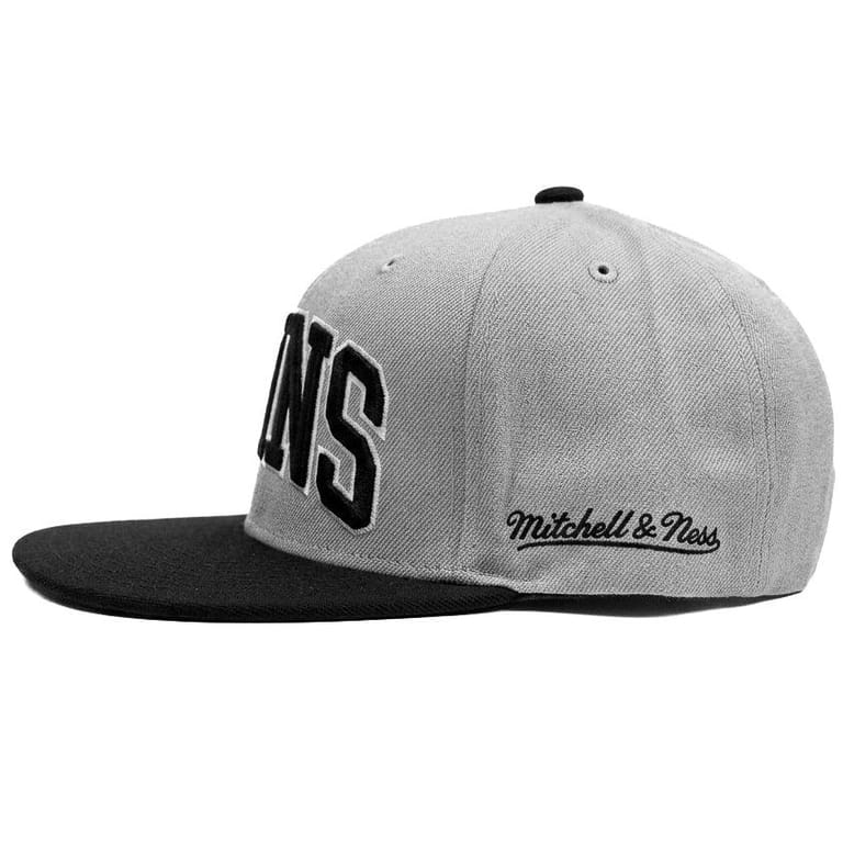 Oversized Boston Bruins Mitchell & Ness - Image 3