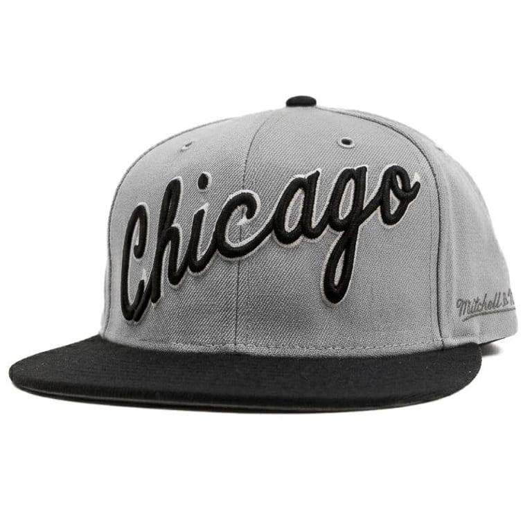Oversized Torronto Raptors Mitchell & Ness - Image 1