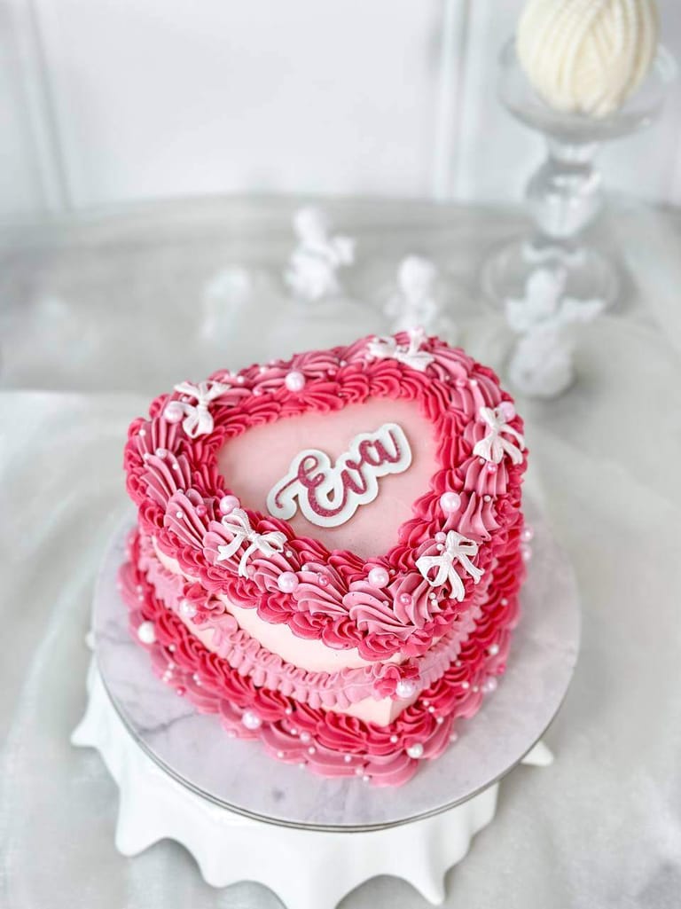 Barbie Heart Vintage Cake - Image 2