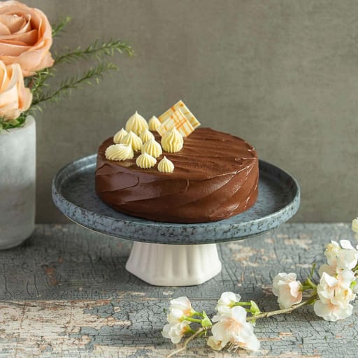 Vanilla Chocolate Fudge Icing Cake (Eggless)