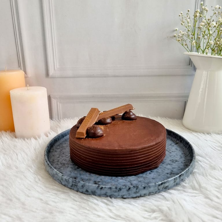 Chocolate KitKat Cake (Eggless) - Image 1