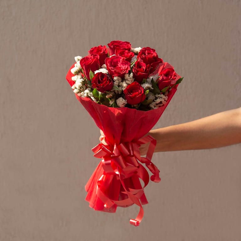 Hand bouquet of 10 red roses - Image 1