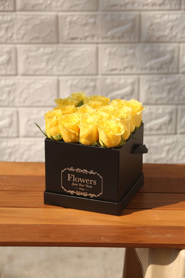 Yellow roses in a black box - Image 1