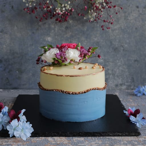 Blue Fault Line Cake With Fresh Flowers 1kg (Eggless)