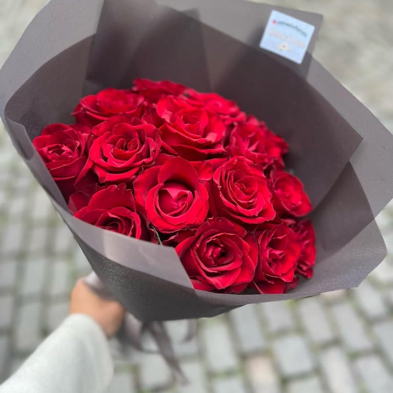 15 red roses - Image 1