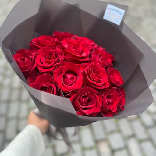 15 red roses