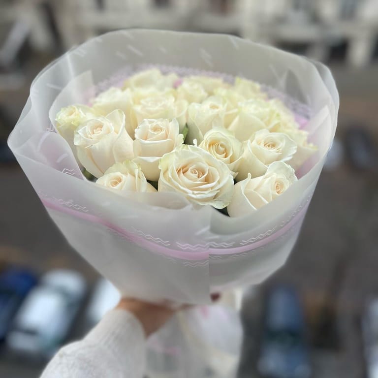21 White roses - Image 1