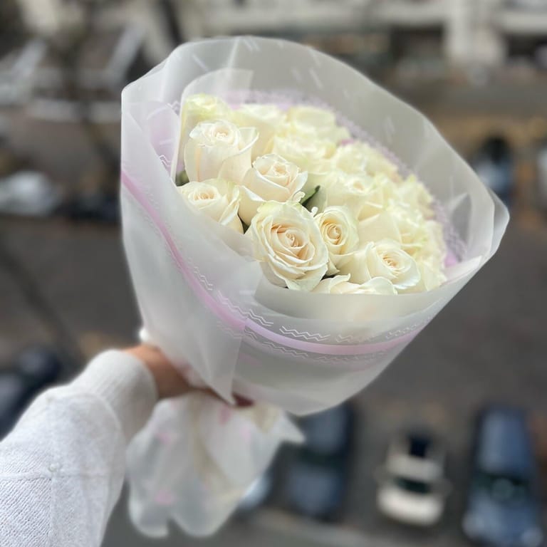 21 White roses - Image 2