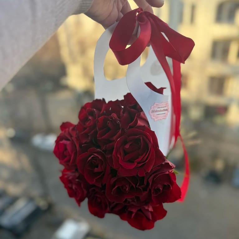 11 red roses in the bag - Image 4