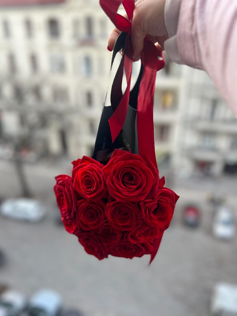 11 red roses in the bag - Image 2
