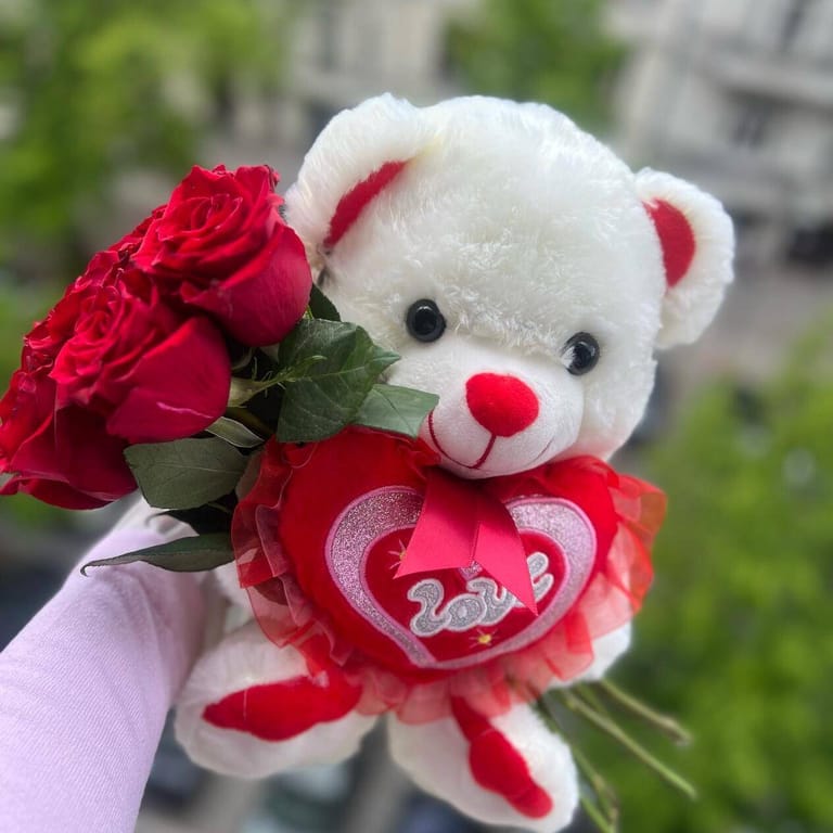 Teddy 🧸 with roses 🌹 - Image 1
