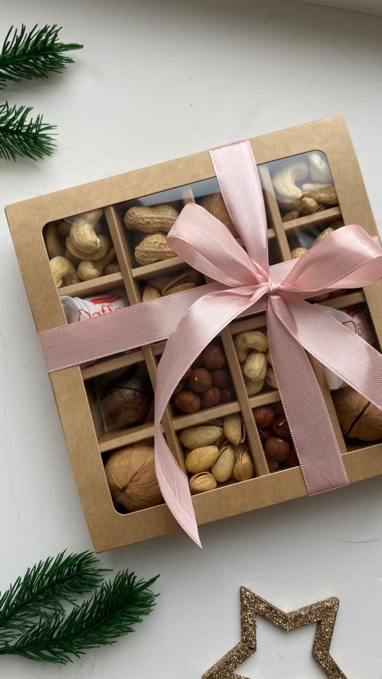 Gift Basket with Dry Fruits & Nuts 